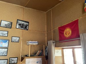 Флаг и фотографии