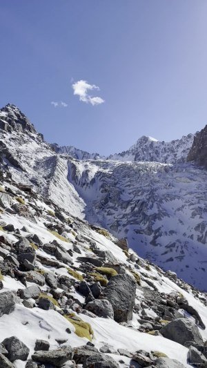 Заснеженные горы с ярким солнцем