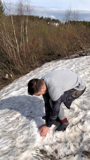 Поиграть в снежки в конце весны