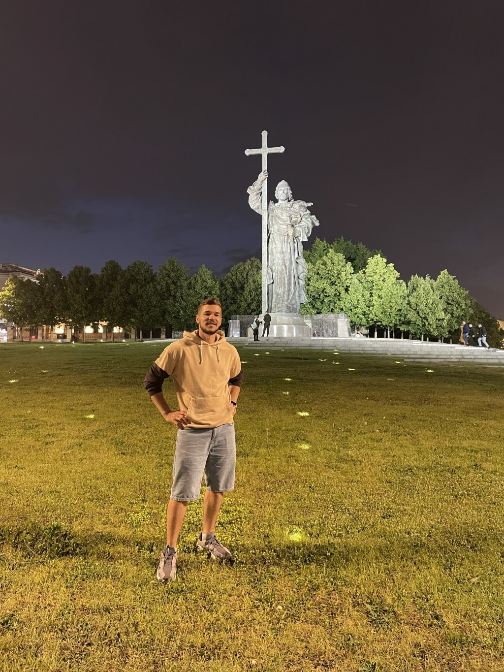 С памятником Князю Владимиру