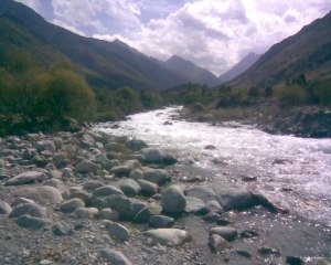 Река с ледяной горной водой