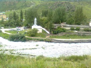 Горная река и мечеть 