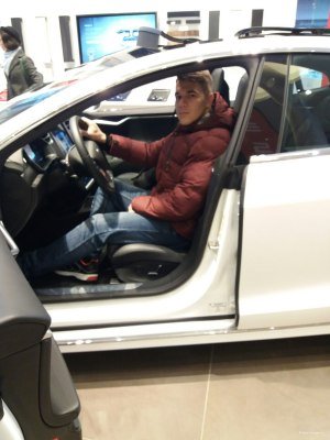 Автосалон Tesla 