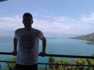 На фоне водохранилища