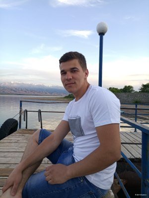 На пирсе на фоне гор