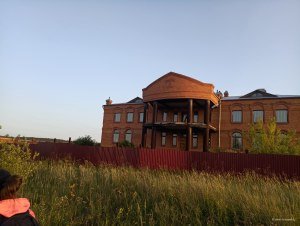 Кирпичный дом с буквой Т