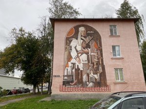 Хорошо вписан настенный рисунок 