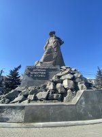 Челябинск — скульптура «Урал — опорный край державы» у вокзала