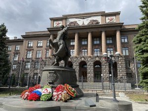 Памятник маршалу Жукову 1995 г. и штаб Центрального военного округа, 1937-1940 гг.