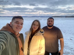 Селфи компанией на фоне озера