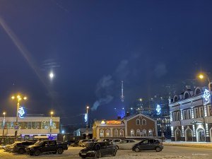 Стоит мороз, стоят машины 