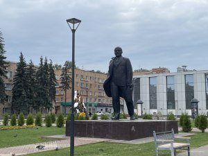 Памятник Ленину напротив администрации