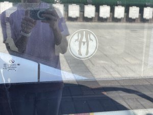 Наклейка на входе в заказной автобус 