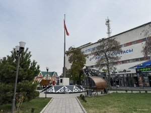 Кыргызтелеком, почта и флагшток