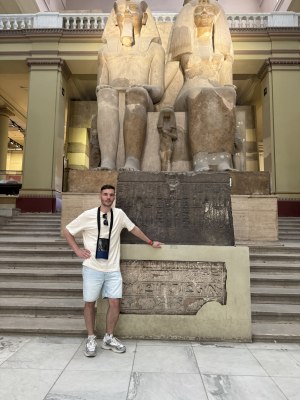 С самой крупной статуей в музее