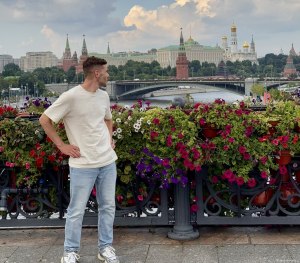 На фоне Кремля с цветами