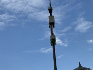 Резервуары для воды на столбе с камерой