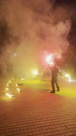 Вращаются с факелами