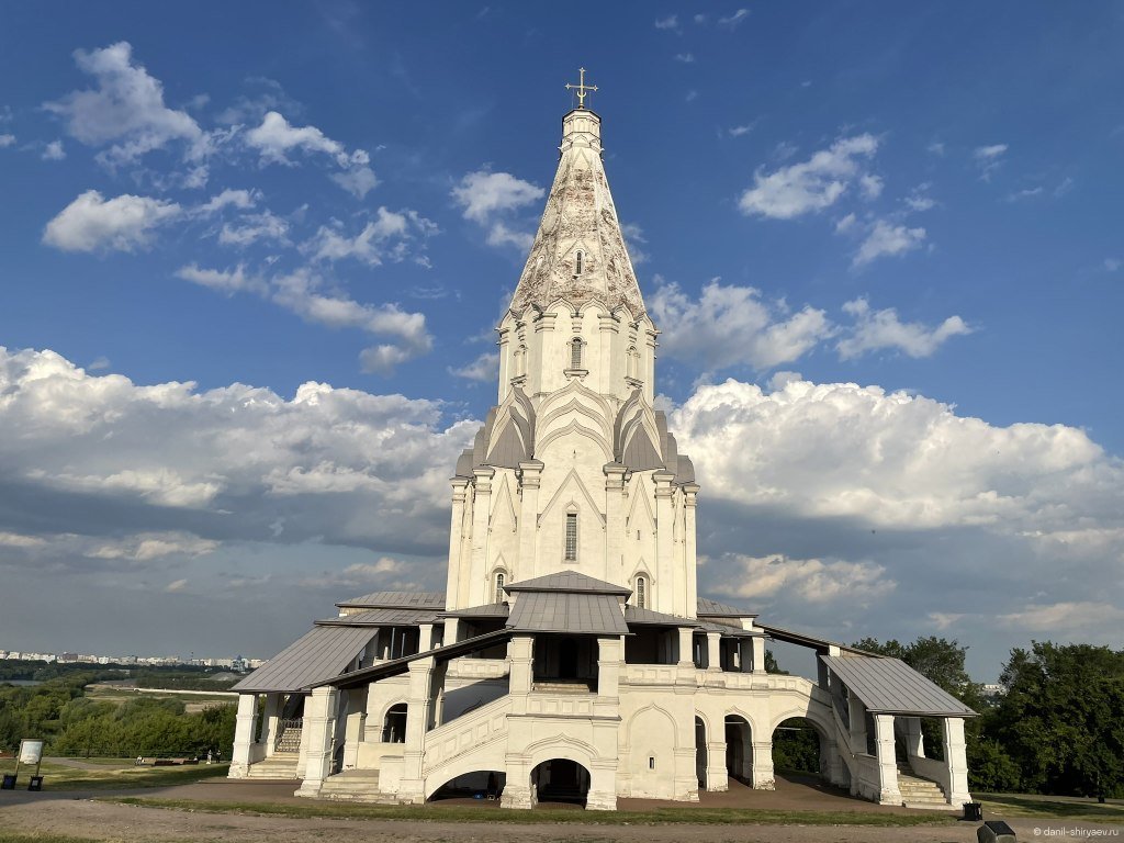 Главный вход с лестницей