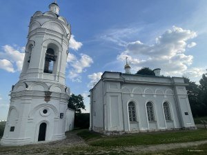 С обратной стороны
