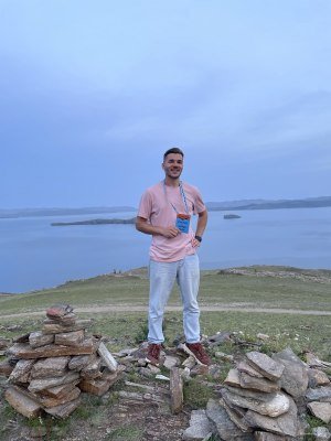 На фоне Байкала