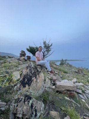 С пирамидками из камней