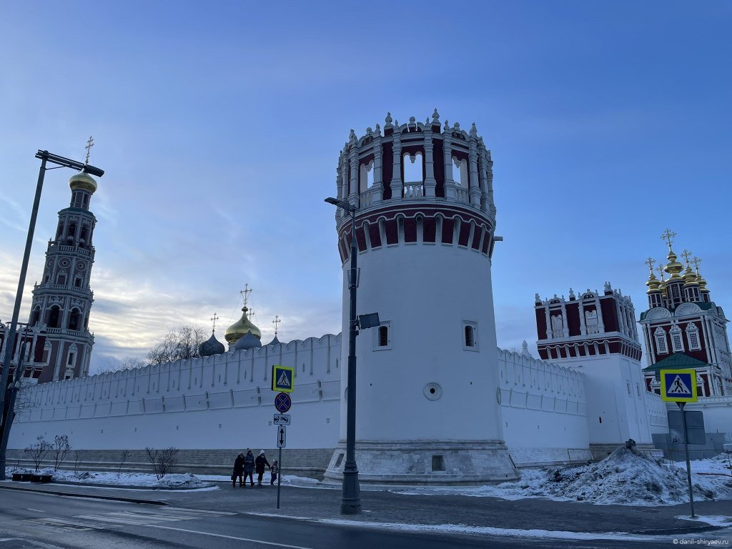 Стены и башни монастыря 