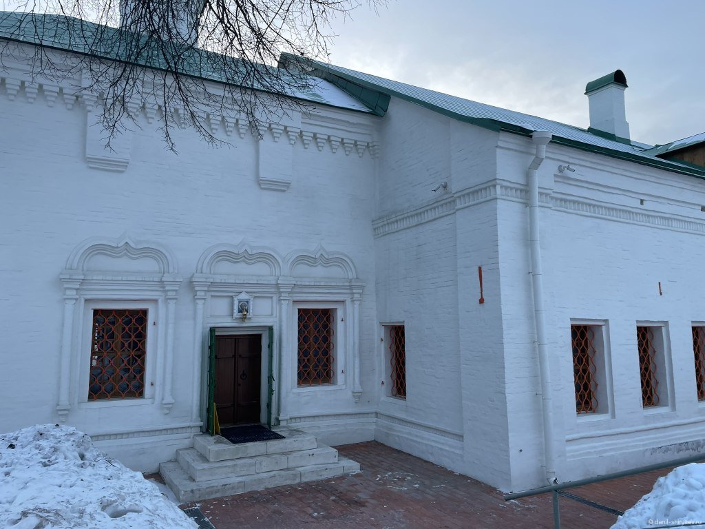 Вход в часовню