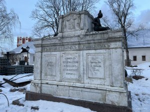 От признательных подчиненных