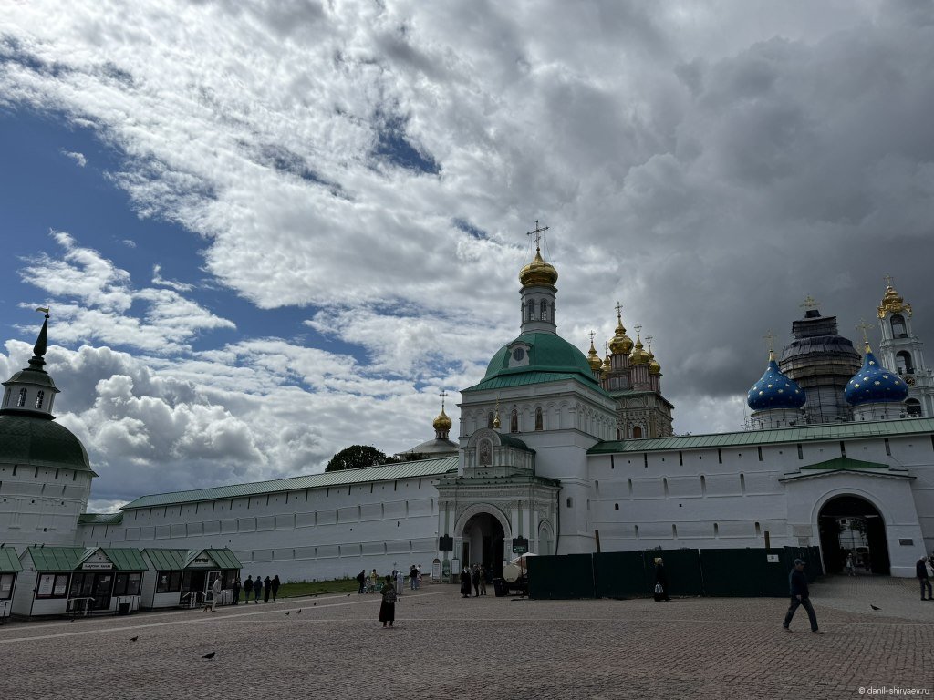 Площадь перед входом