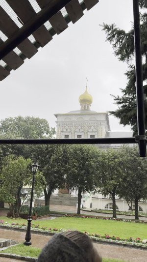 Укрылся от проливного дождя