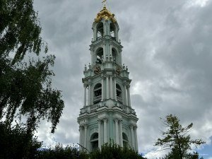 С обратной стороны
